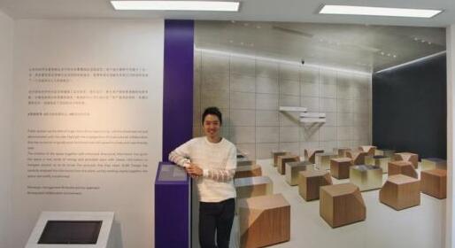 高少康在展位前.jpg