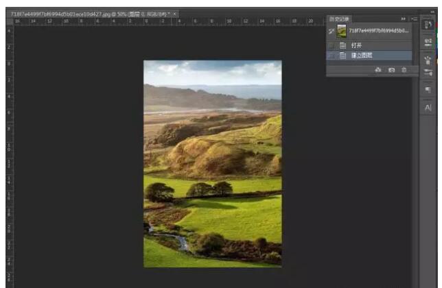第一步：我们需要用ps打开一张风景相片。.jpg