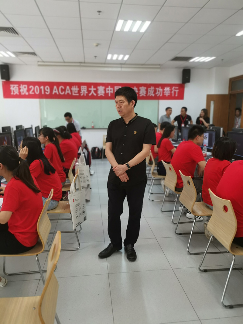 教育部艺术设计教指委秘书长张来源巡视中国总决赛考场.jpg
