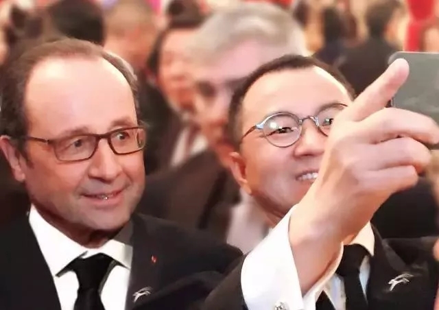 2015羊年新春，时任法国总统奥朗德佩戴《领头羊》胸针与Frank Wu Design 董事长吴峰华合影.webp.jpg