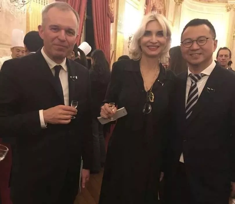 国国民议会议长弗朗索瓦·德·鲁吉夫妇（左、中）佩戴《守望》胸针与Frank Wu Design 董事长吴峰华（右）合照.webp.jpg
