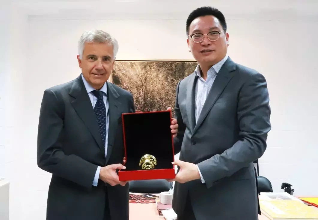 《喜奔》（桌上器）被国际奥林匹克博览会组委会选中，在奥博会文化交往活动中，赠送给现任国际奥委会副主席、北京冬奥会协调委员会主席胡安·安东尼奥·小萨马兰奇先生Juan Antonio Samaranch Jr.webp.jpg