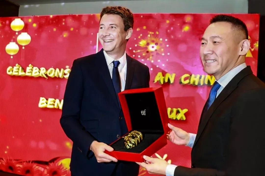 法国国务秘书兼政府发言人本杰明·格里沃（Benjamin Griveaux）收到猪年贺礼《喜奔》.webp.jpg