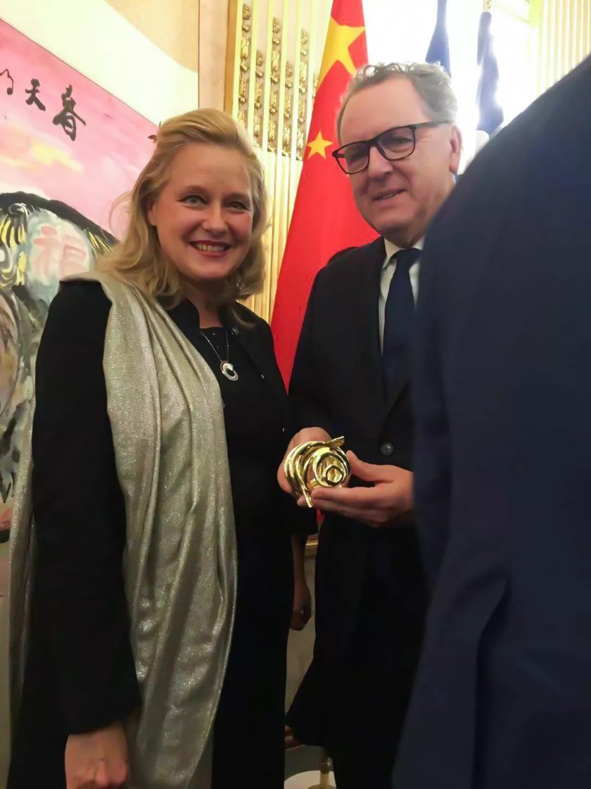 法国国民议会主席费朗先生（Mr. Richard Ferrand ）收到猪年贺礼《喜奔》.webp.jpg
