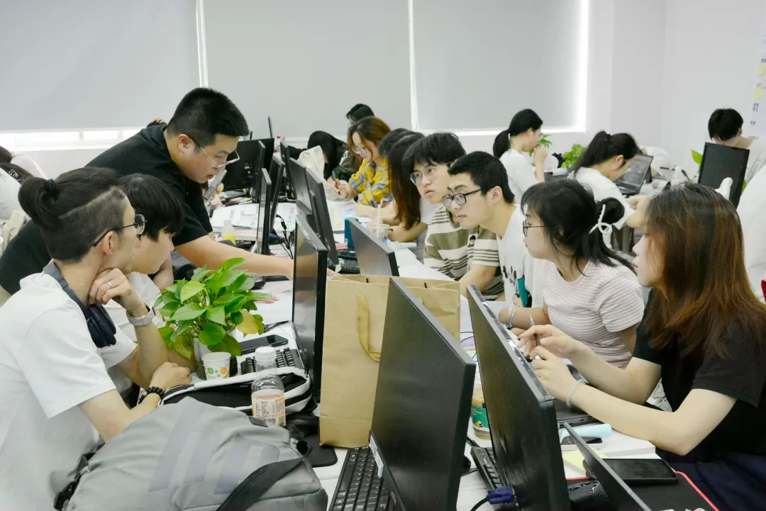 实训现场大华老师指导答疑.jpg
