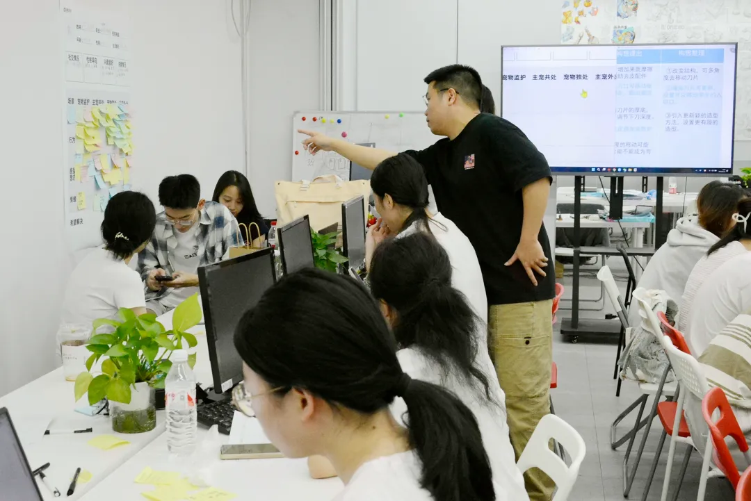 项目实训现场大华老师指导互动.jpg