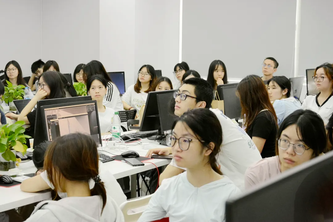 实训现场认真听讲的小伙伴们.jpg