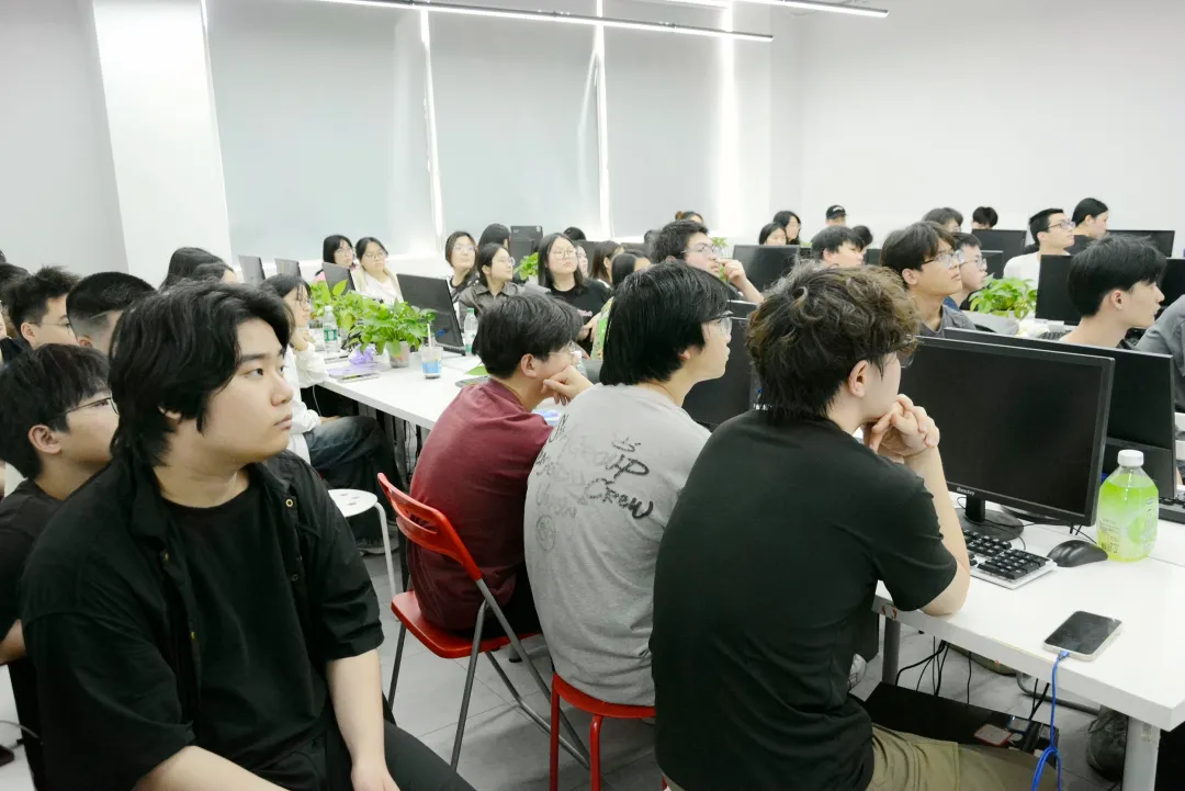 实训现场认真听讲的小伙伴们2.jpg