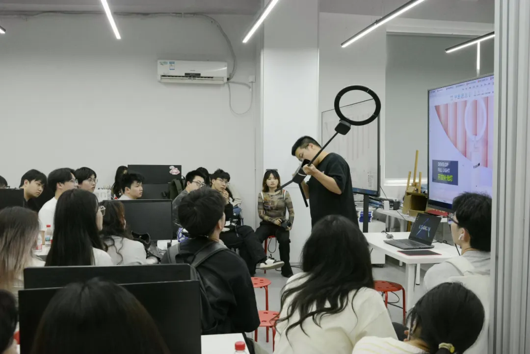 大华老师爆品直播自拍杆设计演示.jpg