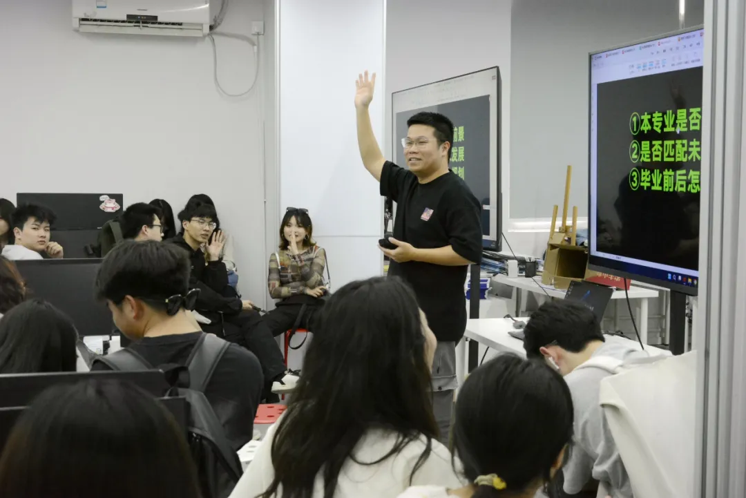 大华老师与同学们互动现场实拍.jpg