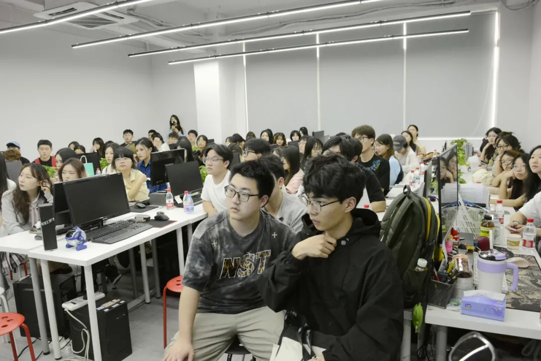 实训现场认真听讲的小伙伴们.jpg