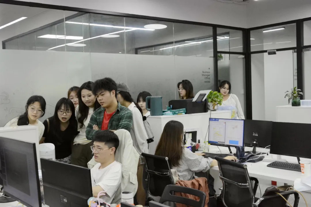 观摩设计师日常工作实拍.jpg
