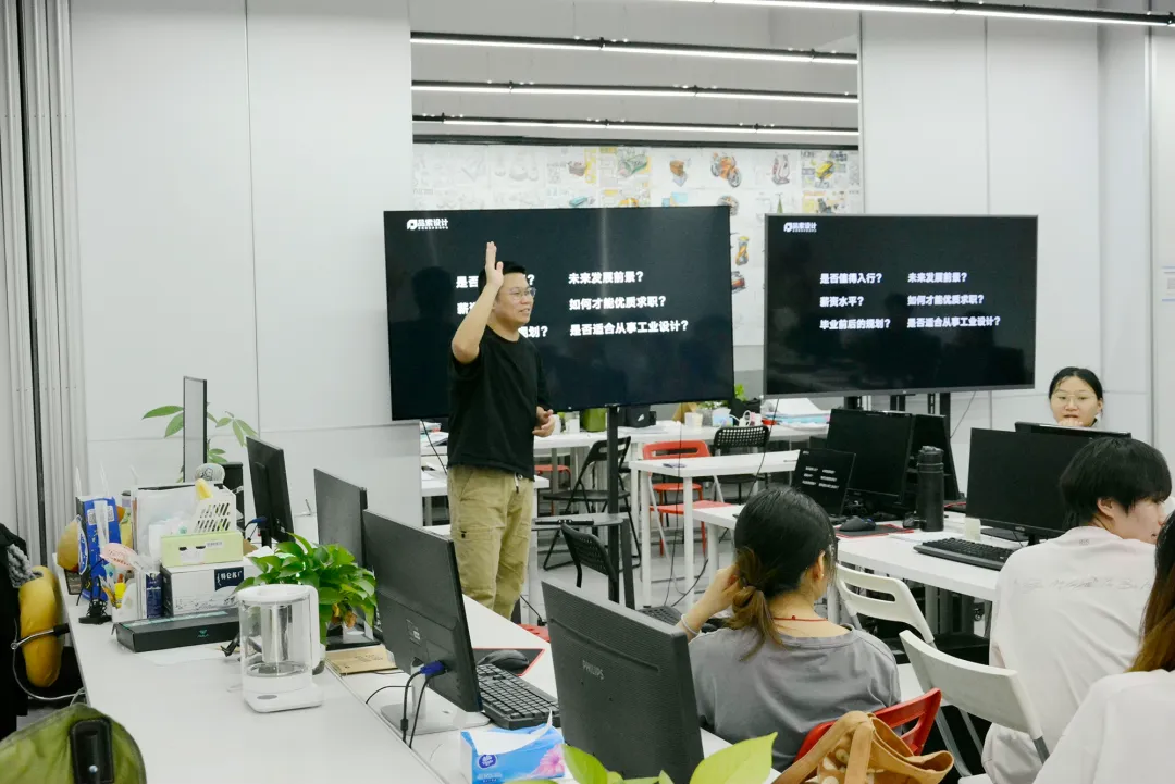 实训现场大华老师与同学们互动.jpg