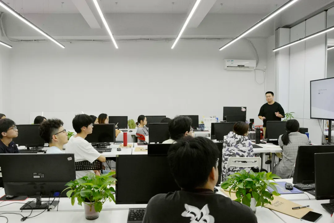 实训现场大华老师分享实拍.jpg