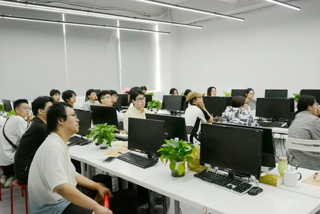 实训现场认真听讲的小伙伴们.jpg