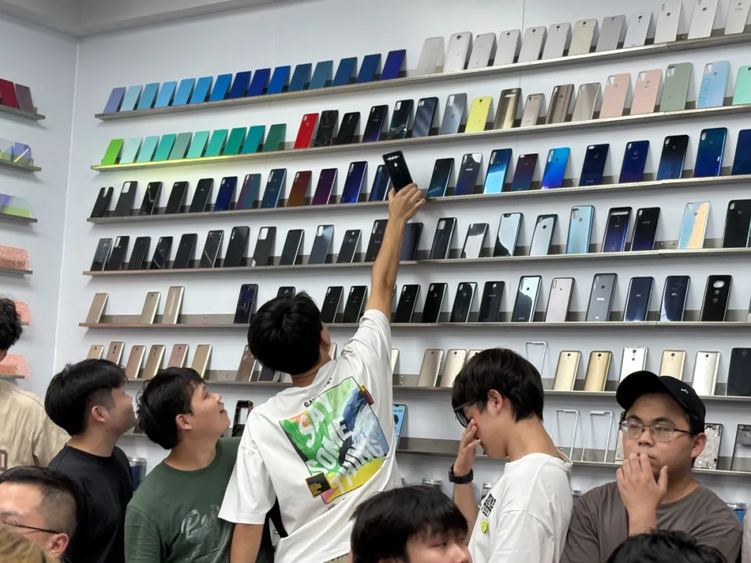 实训现场学员感受CMF工艺样品.png