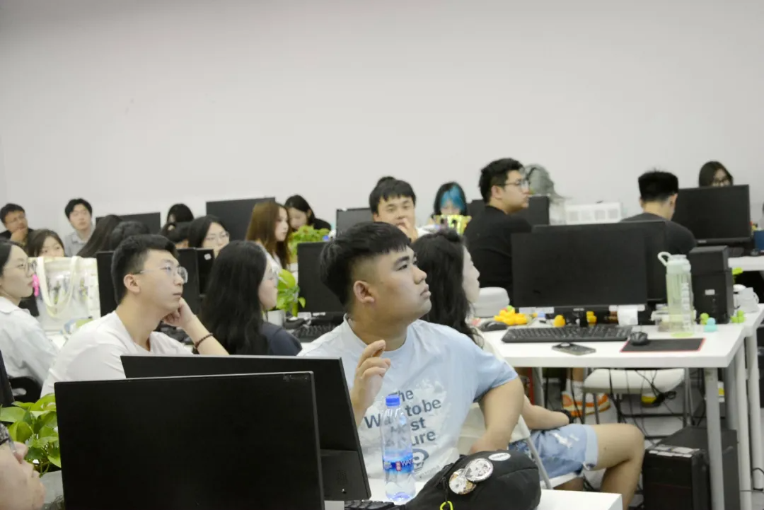 实训现场认真听讲的小伙伴们.png